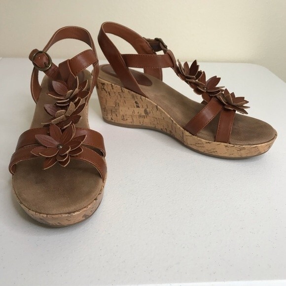 Yuu Roonie Tan Cork Wedge T Strap Flower Detail Open Toe Sandal Women Size 9 - Picture 2 of 13